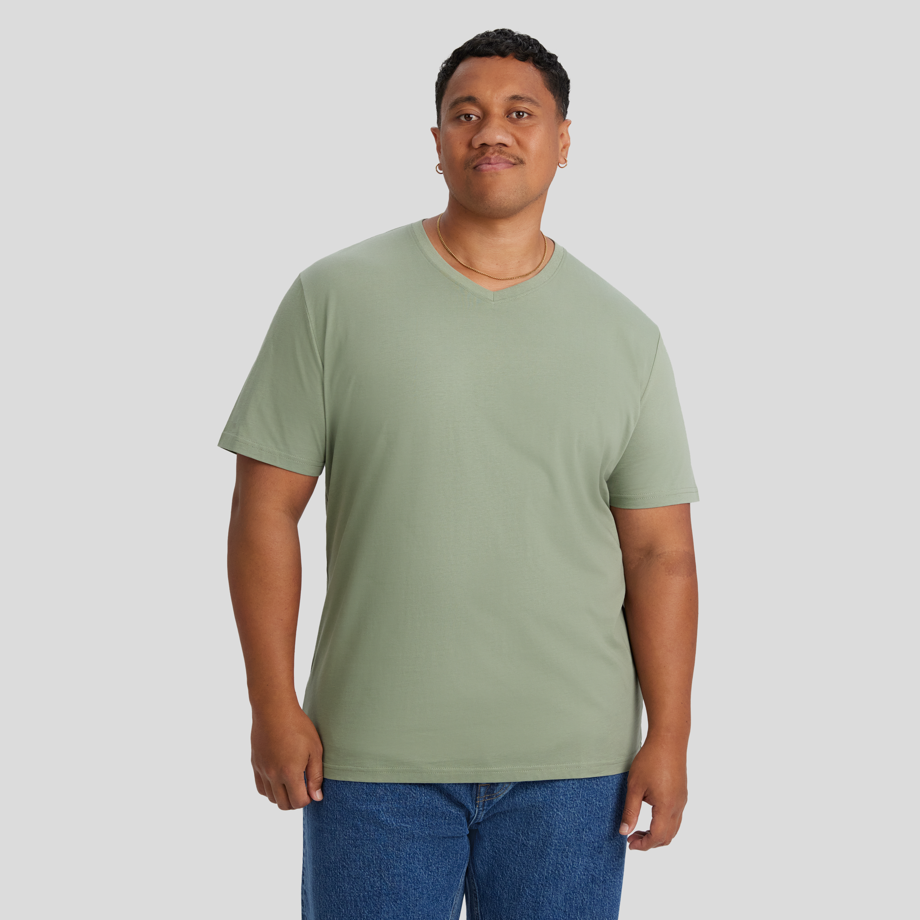 ESSENTIAL V NECK TEE